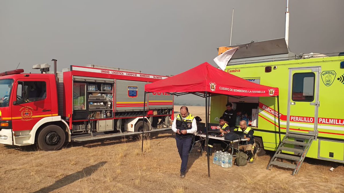 SNOBomberos's tweet photo. #Movilización a esta hora el Presidente Regional de O’Higgins Juan Luis Fabia visita el Puesto de Comando establecido por el Equipo de Bomberos Forestales de @CBV1851 Apoyan las labores de planificación miembros del Comité Técnico de Sistema de Comando de Incidentes del SNO https://t.co/5BvYDOniqk