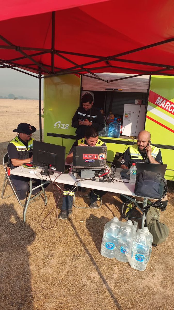 SNOBomberos's tweet photo. #Movilización a esta hora el Presidente Regional de O’Higgins Juan Luis Fabia visita el Puesto de Comando establecido por el Equipo de Bomberos Forestales de @CBV1851 Apoyan las labores de planificación miembros del Comité Técnico de Sistema de Comando de Incidentes del SNO https://t.co/5BvYDOniqk
