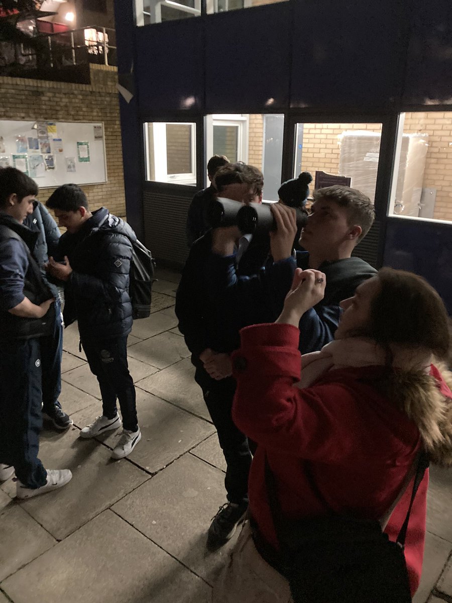 Thanks @SurreyUnion + @GuildfordAS for hosting a brilliant evening last week. @ReedsSchool @ReedsScience 6th Form physicists were enraptured by @deniserkal and his lecture on masses of galaxies and inference to dark matter, whilst the opportunity to ‘look up’ was enjoyed by all.