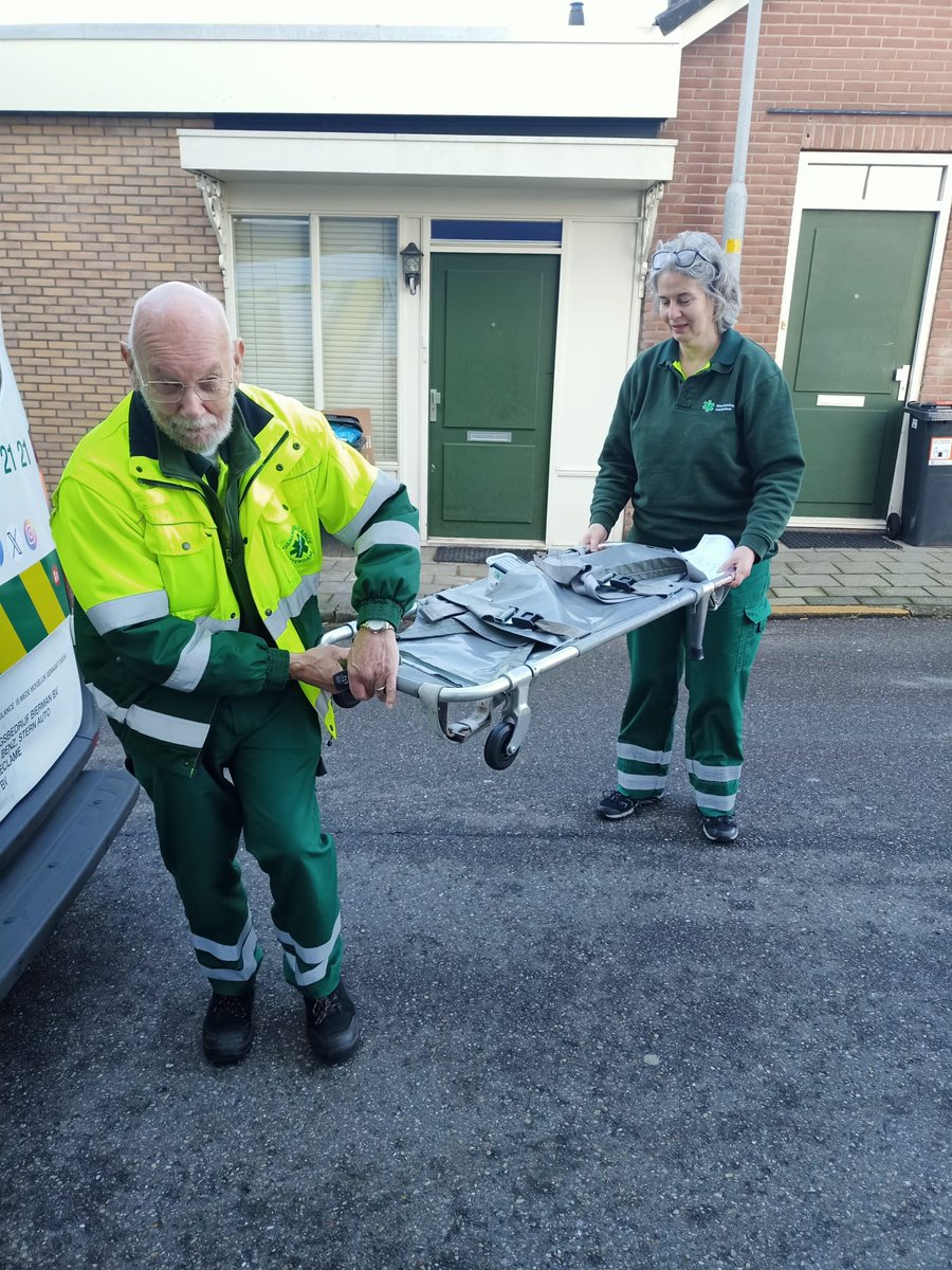 DierenAmsterdam's tweet photo. Gekkies
Onze nestor Henk en Tanja leveren de gekko af bij de Reptielen Opvang in #Zwanenburg met alle egards vanzelfsprekend. De huisgekko tarentola moet het doen met het Nederlandse seizoen.
#Goedemorgen #Goedevandaag #FF
#Vrijwilligers #Dierenambulance #Amsterdam https://t.co/gZKoe5gTup