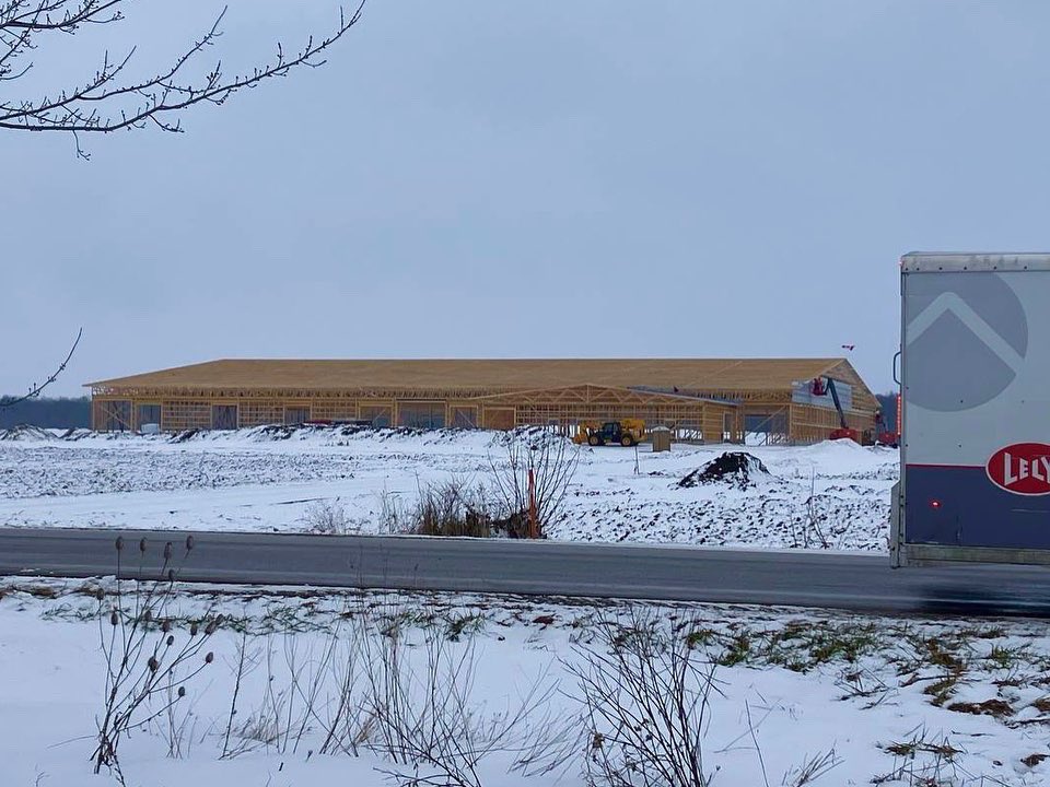 Avonbank_Ag's tweet photo. Trusses are up, and framing has been completed for a new Avonbank robotic dairy facility project in Huron County, in collaboration with @AloraDesignsInc https://t.co/t58NFaPeDI
