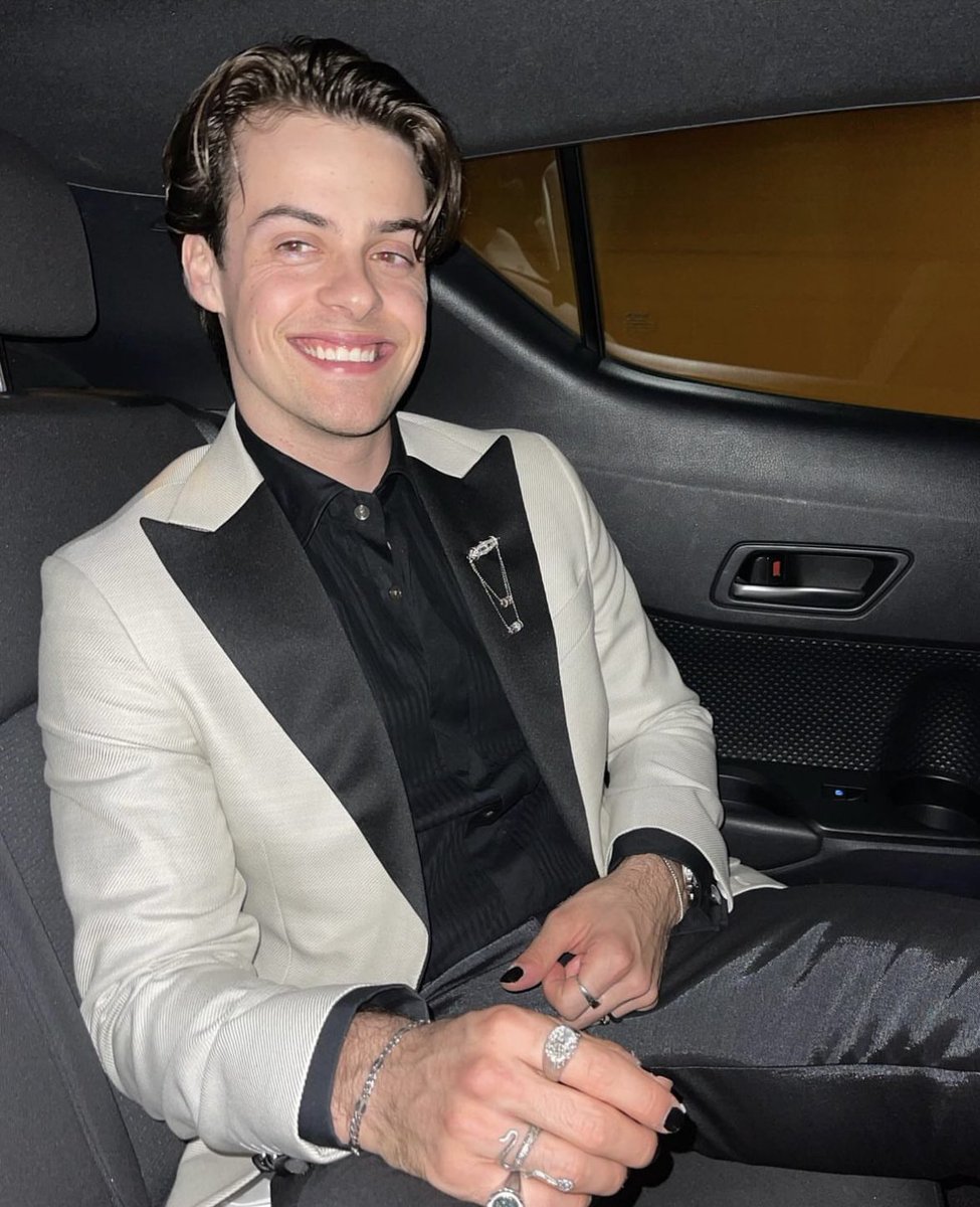 013RWINX_'s tweet image. ᅟᅟ
────────────
@ 𝟶𝟷𝟹ᴿᵂᴵᴺᵡ ˒ 📱 ¡ 𝗽𝗈𝗌𝗍 !
αmerıcα’s 𝟙͟ ˢᵗ son 𝗻𝗲𝘄𝘀 ⵓ 𝘂𝗽dαte ˎˊ˗        
𝐎n my way to #𝐄𝐒𝐌𝐀𝐰𝐚𝐫𝐝𝐬 ! 
suit : JOSHUA KANE    
make up : DIOR 
jewels : JOHN HARDY &amp;amp; ROLEX
ᅟᅟ