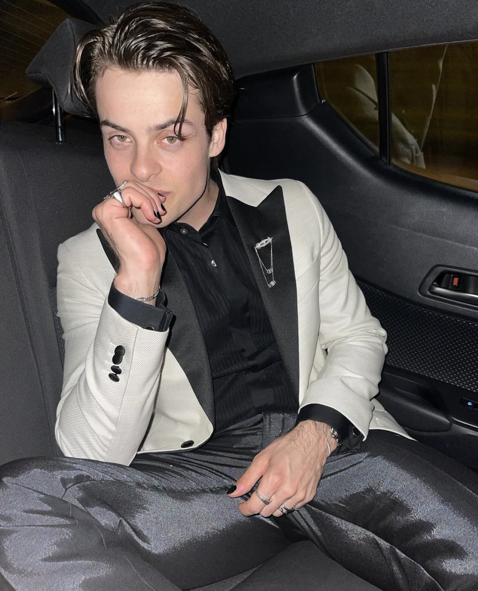 013RWINX_'s tweet image. ᅟᅟ
────────────
@ 𝟶𝟷𝟹ᴿᵂᴵᴺᵡ ˒ 📱 ¡ 𝗽𝗈𝗌𝗍 !
αmerıcα’s 𝟙͟ ˢᵗ son 𝗻𝗲𝘄𝘀 ⵓ 𝘂𝗽dαte ˎˊ˗        
𝐎n my way to #𝐄𝐒𝐌𝐀𝐰𝐚𝐫𝐝𝐬 ! 
suit : JOSHUA KANE    
make up : DIOR 
jewels : JOHN HARDY &amp;amp; ROLEX
ᅟᅟ