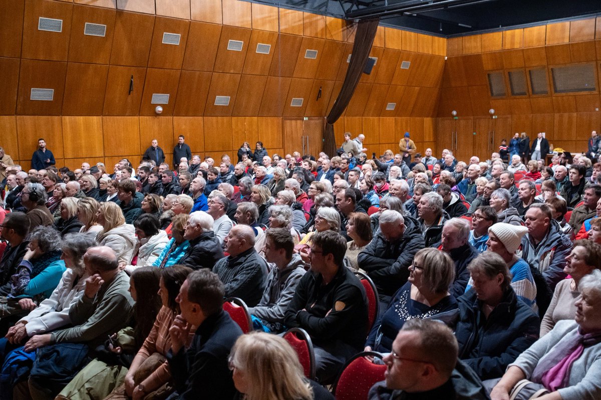 Hnutistická nová totalita.

Politika soustavného korumpování nejzranitelnější skupiny obyvatel, která nemá žádnou budoucnost. Opuštěná rodinou, zavřená v domovech seniorů a v alzheimer centrech, rezignovaná, šťastná za jakékoliv zpestření končícího života a byť jen předstíraný