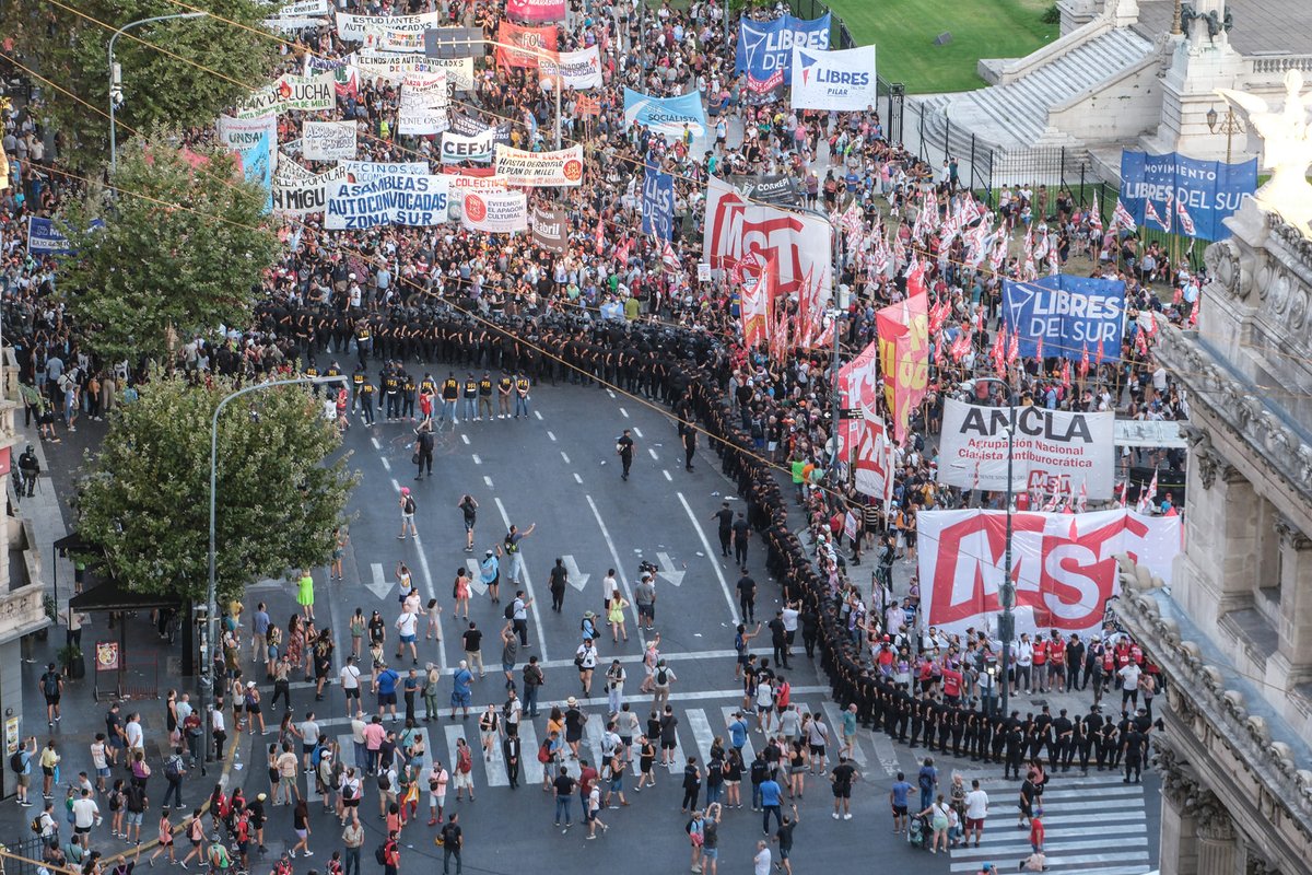emergentesmedio's tweet photo. #AHORA: SUSPENSIÓN INMEDIATA DE LA SESIÓN
La policia tira balas de gomas y gases contra los manifestantes.

Las motos pasan por encima de periodistas.
Avasallamiento de la libertad de expresión y el derecho a la protesta. 
#NoALaLeyOmnibus https://t.co/NVAwnUbhlk