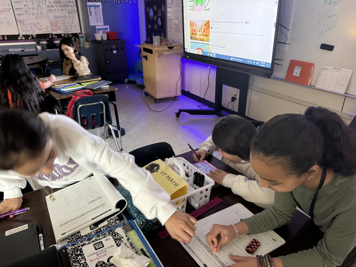 Ms_Gsanchez's tweet photo. Our Tigers putting their knowledge of finding volume to work! They loved the hands on learning! #Teamwork We love to see it! ✏️ @Thompson_Aldine @MsLNegrete @ImTorres86 @Nochoa_edu #TIGERNATION https://t.co/r3INICY4uD