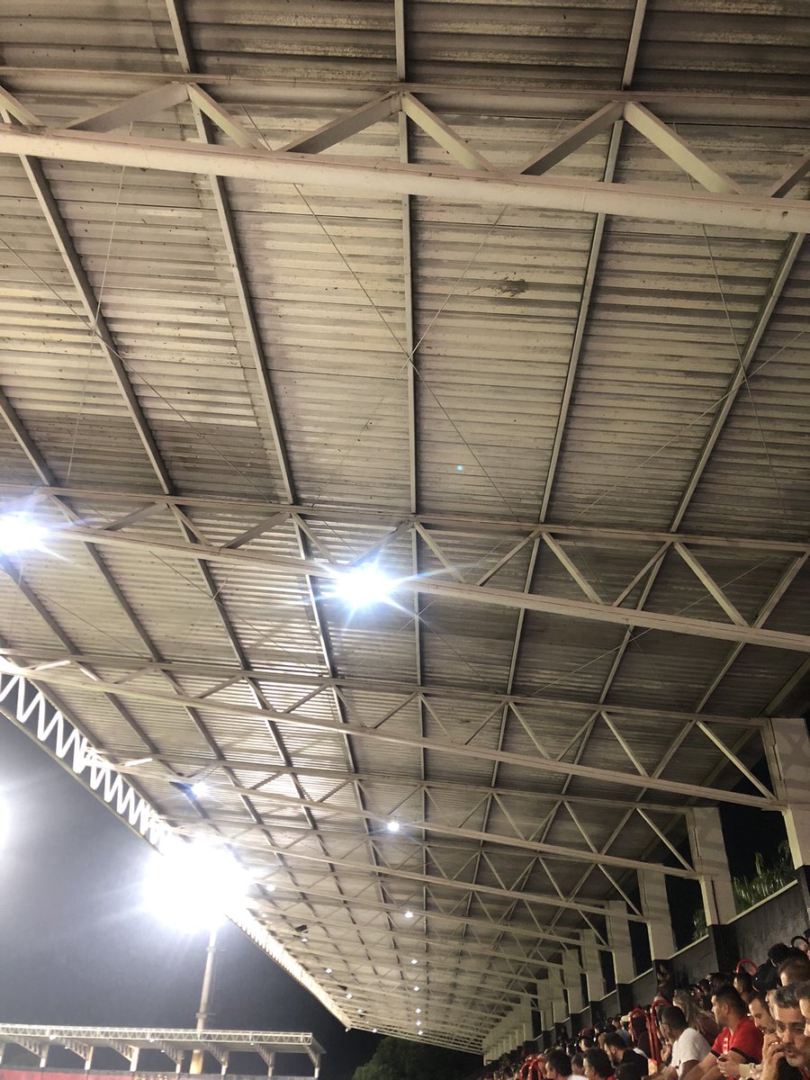 RobertoDragao's tweet photo. Para quem não conhece. O nome disso é cobertura. Somente um estádio particular de Goiânia proporciona esse conforto a seus torcedores. https://t.co/TySdOFxgJr