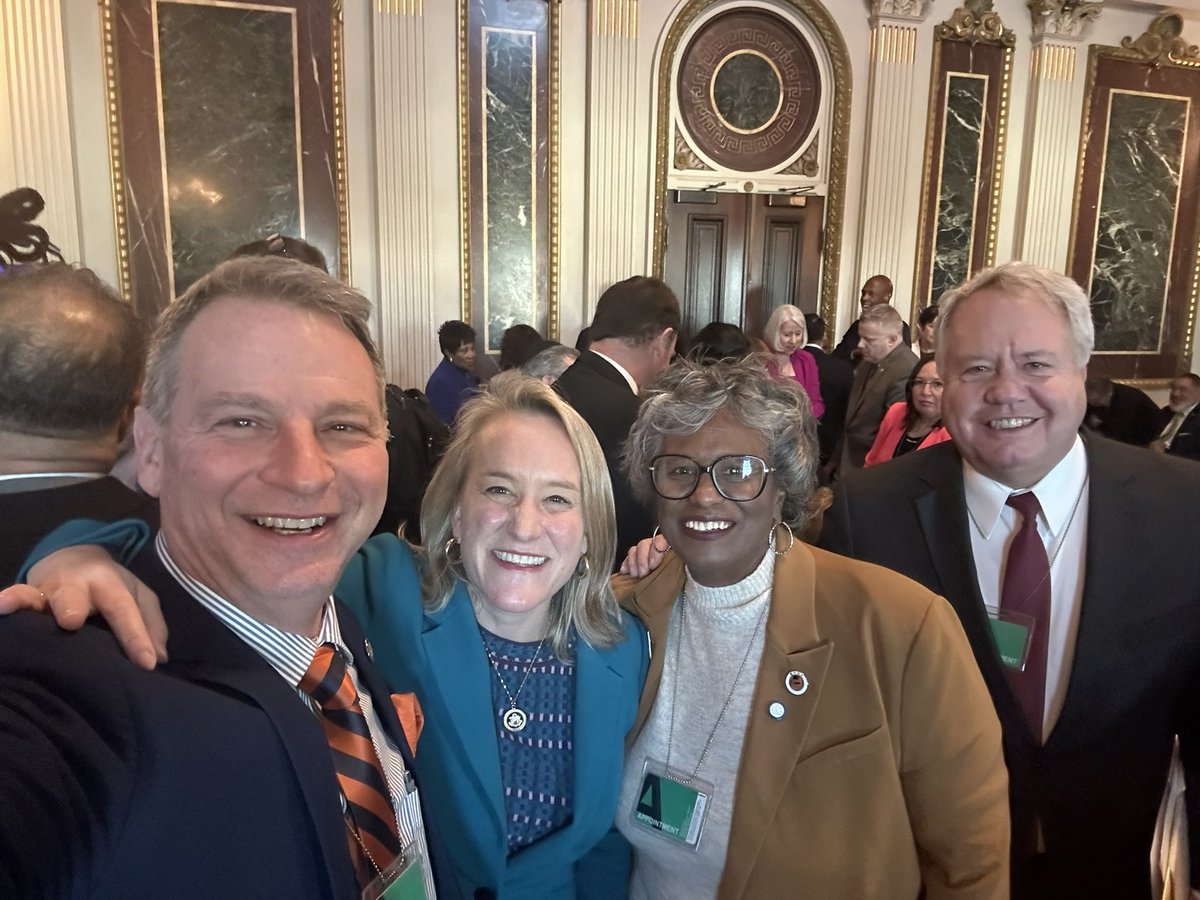 SenDorisTurner's tweet photo. What an exciting day it was to be at the White House with my colleagues discussing programs, investments and infrastructure improvements in #IL48. Always advocating for Central Illinois! https://t.co/hOxcSDwDnm