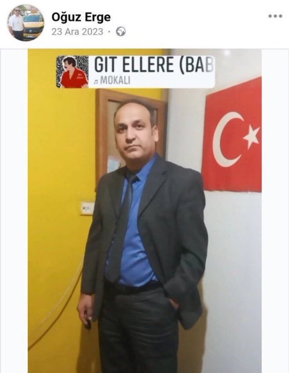 tonjukuk's tweet photo. Taksici Oğuz Erge. Önünde durduğu, duvarına asmaktan gurur duyduğu Türk bayrağına bağlı 2 çocuk babası bir Türk, yörük. 

Her büyükşehre göç edip çeteleşen etnik bölücülerden birini bilmeden, insanlık edip “üşümesin” diye arabasına aldı ve sırtından vuruldu. Hep yaptıkları gibi… https://t.co/crQmRbiMHd