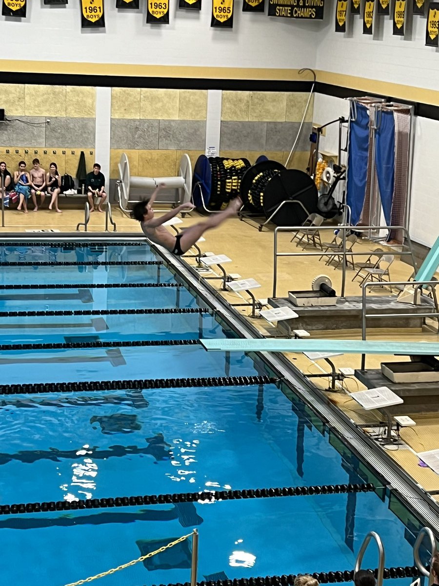 LSEAthletics's tweet photo. The Knights are hosting LSW and Standing Bear tonight in a Triangular! Go Knights! #SeniorNight https://t.co/I1RO1SPohd