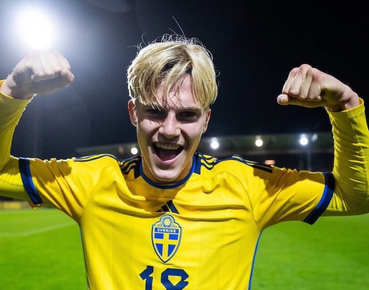 FabrizioRomano's tweet photo. ⚪️🎂 Lucas Bergvall turns 18 right now… and he’s now allowed to sign professional contract.

It will happen later today in London after medical at Tottenham. 🇸🇪 https://t.co/tWHCqqqeUZ