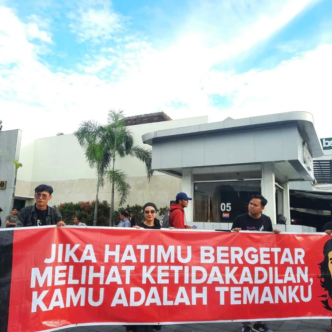 Semoga kita masih punya hati yang sehat sehingga masih bisa bergetar melihat ketidakadilan. Aamiin ya Robb