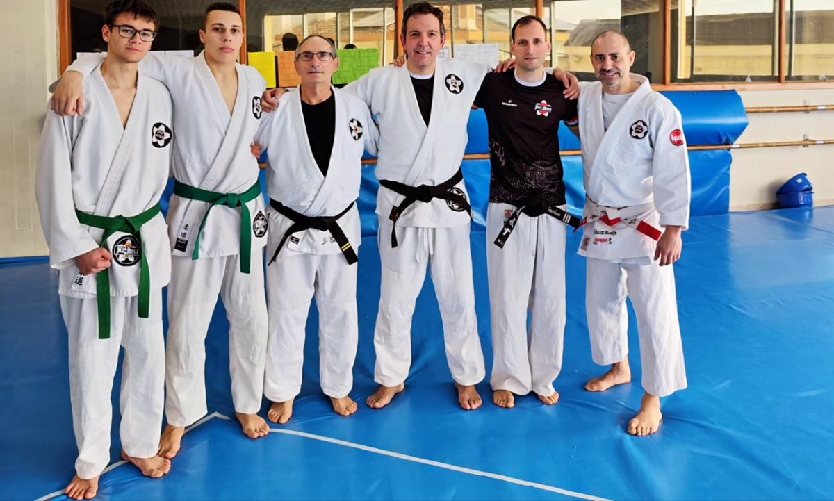 Clubjiujitsuvi1's tweet photo. Varios de los miembros de nuestro CLUBFAMILIA participaron el 27-01-24 en el Aula de Formación Permanente en La Rioja impartida por Eduardo Jiménez MEN y Especialista en DPO y DPM. Posteriormente por la tarde una de nuestras peques participo en los Juegos Deportivos de Judo https://t.co/kbUZZKwPNe