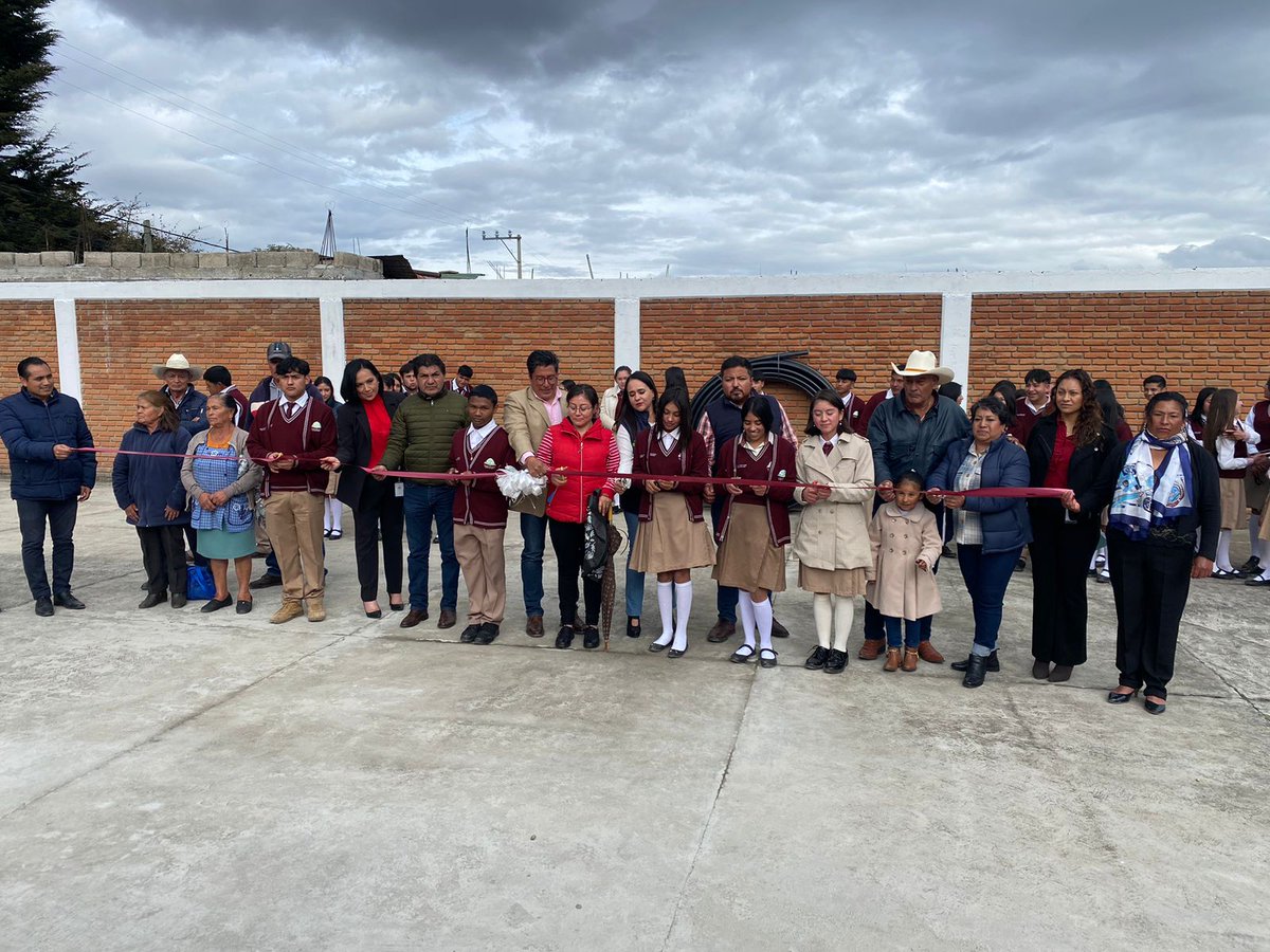 Edomex_TBC's tweet photo. ¡Iniciamos un nuevo semestre!
Nos reunimos para reconocer y agradecer la generosa donación de tres aulas educativas, módulos sanitarios y mobiliario que el Ayuntamiento de Tenango del Valle ha destinado a nuestra comunidad educativa.
¡Muchas gracias Contador Roberto Bautista! https://t.co/Vpfqmf5quH