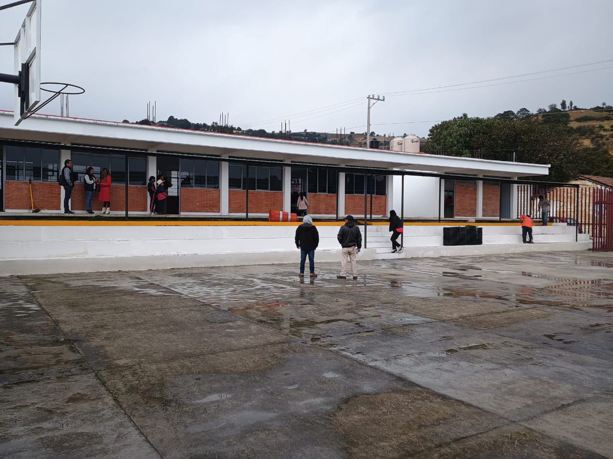 Edomex_TBC's tweet photo. ¡Iniciamos un nuevo semestre!
Nos reunimos para reconocer y agradecer la generosa donación de tres aulas educativas, módulos sanitarios y mobiliario que el Ayuntamiento de Tenango del Valle ha destinado a nuestra comunidad educativa.
¡Muchas gracias Contador Roberto Bautista! https://t.co/Vpfqmf5quH