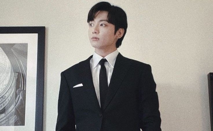 97ggukcia's tweet photo. #taekookau dónde th no puede creer que el hijo de su nuevo jefe que estaba presentándose a el totalmente formal con un traje y una cara seria imponente, sea el mismo tipo que le hizo un oral en el baño de un bar https://t.co/pzl0kucNog