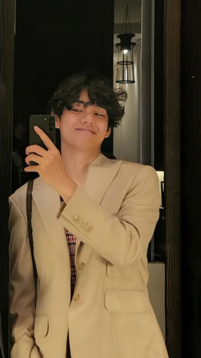 97ggukcia's tweet photo. #taekookau dónde th no puede creer que el hijo de su nuevo jefe que estaba presentándose a el totalmente formal con un traje y una cara seria imponente, sea el mismo tipo que le hizo un oral en el baño de un bar https://t.co/pzl0kucNog