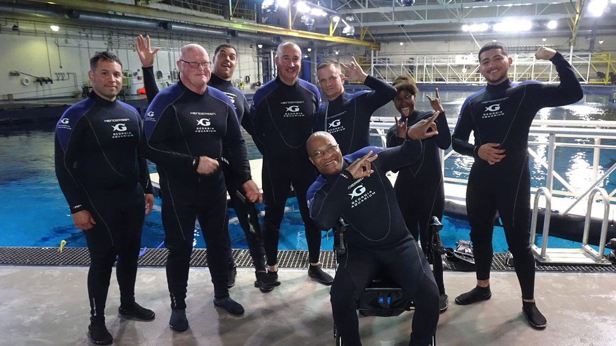 armyARCP's tweet image. Soldiers at the Soldier Recovery Unit - Fort Stewart enjoy an adaptive reconditioning swim at the @GeorgiaAquarium.

#ARCP #AdaptiveReconditioning #FtStewart #GeorgiaAquarium #JustKeepSwimming #Diving #SCUBA #BabyShark #Army