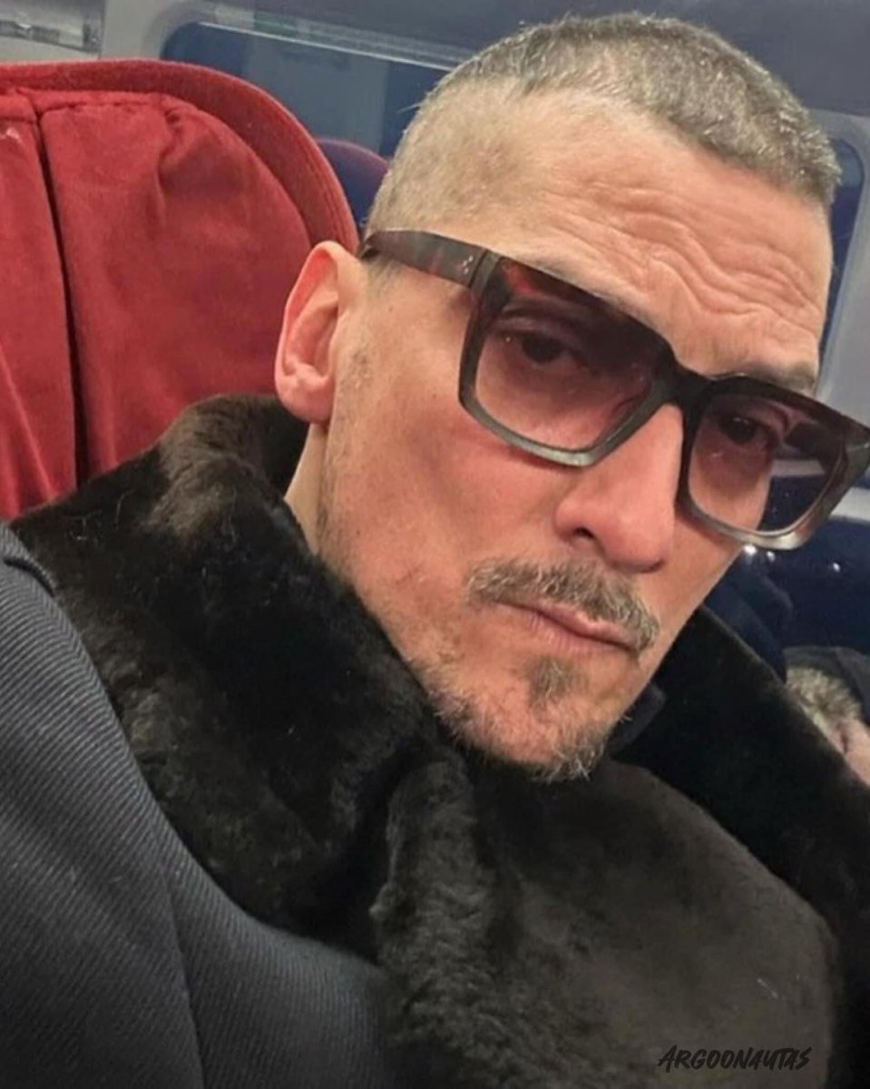 elabitter's tweet photo. Al parecer León de Zoé ya te está influyendo mucho Olallo; ya hasta vas a traer su nuevo look  🤣#QuéPasóOlallo https://t.co/NZhbaGzUUI