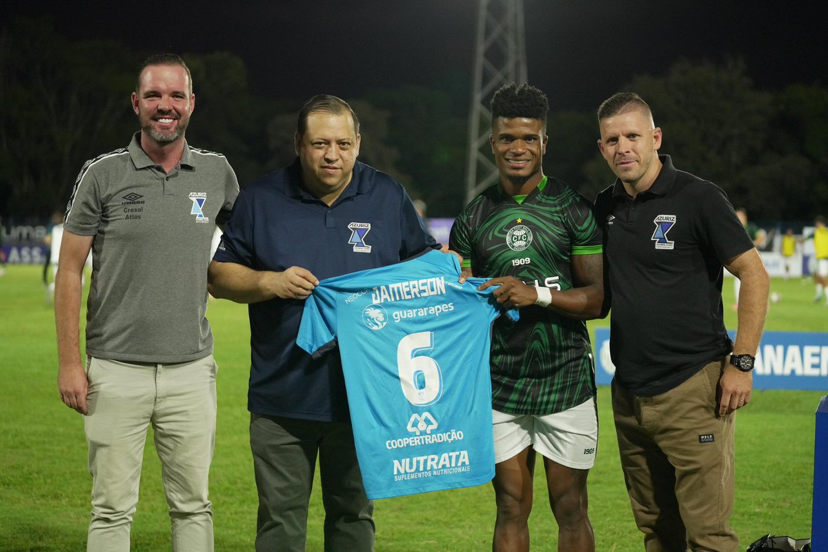 AzurizOficial's tweet photo. Noite de homenagem aqui no Estádio Os Pioneiros, Jamerson ex-Azuriz hoje no Coritiba se reencontra com a torcida.

Seja bem-vindo de volta Jamerson! Aqui sempre será a sua casa! ⚪️🦅🔵

#AzurizFC #Sudoeste #OrgulhoDoSudoeste #Jamerson https://t.co/SNEGg7IiGW