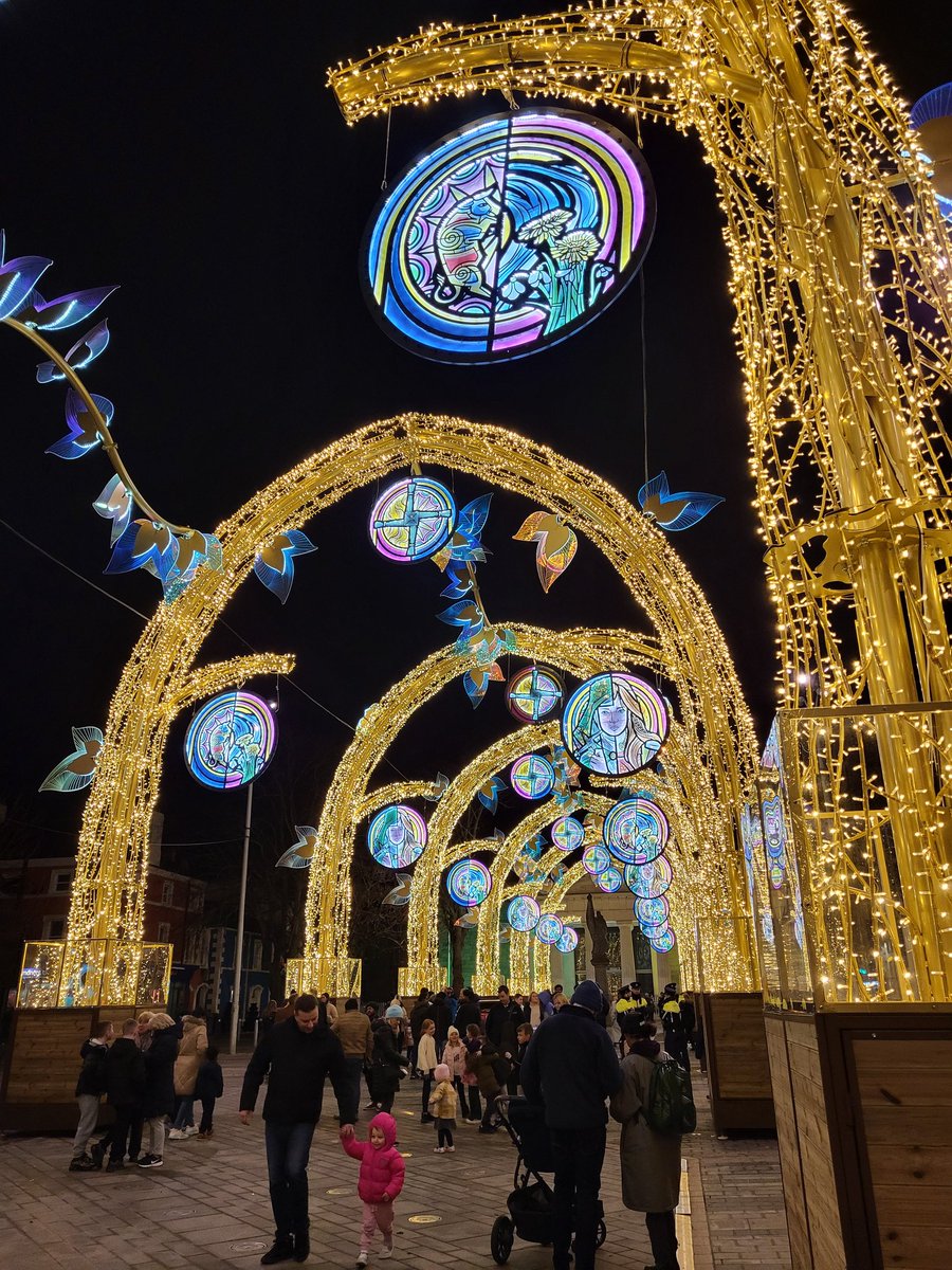 louthcoco's tweet photo. So lovely to see all the people in Dundalk tonight in Market Square for the 'Brigid 1500 - Louth Birthplace of Brigid' spectacular display.  The lights brought them - the sense of community and place compelled them to stay! #LouthBirthplaceOfBrigid #Brigid1500  @LocalGovIre https://t.co/LQouYON19z