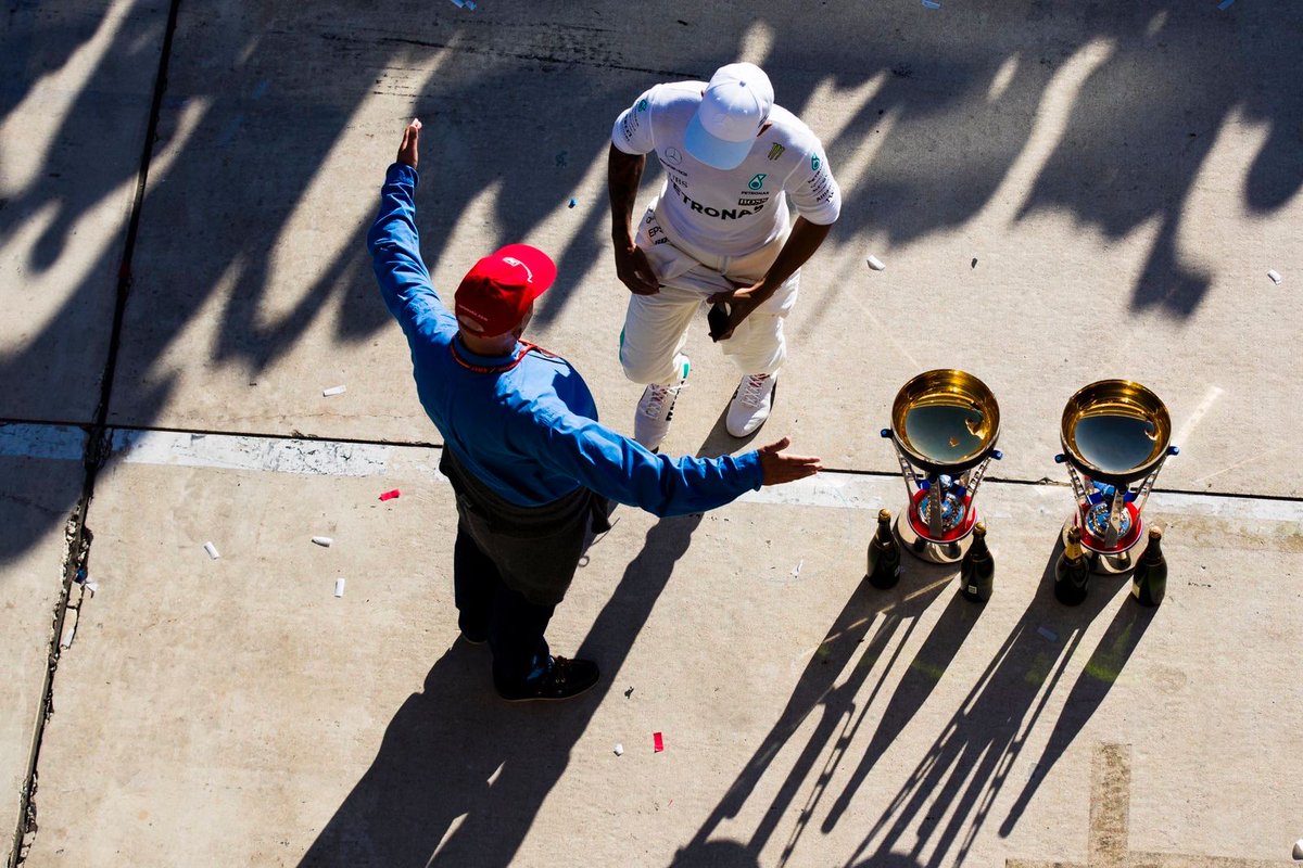 LH44NEWS's tweet photo. Um certo dia, Niki Lauda insistiu que Lewis Hamilton fosse para a Mercedes, pois ele era o piloto certo para fazer a equipe crescer. 

O resto é história... ❤️ https://t.co/7JMtHh7e0V