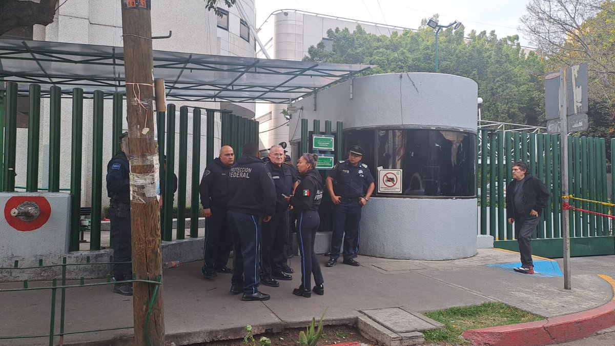 El_Universal_Mx's tweet photo. 🚨 La tarde de este jueves se reportaron balazos en el Hospital Regional 1 en Gabriel Mancera de la alcaldía Benito Juárez.

🚓 Informan de al menos un lesionado por dos disparos de arma de fuego, la agresión fue en los vestidores del lugar, presuntamente fue tras un rondín de rutina, de acuerdo con un enfermero.

📸 #Fotos: Juan Carlos Williams - EL UNIVERSAL