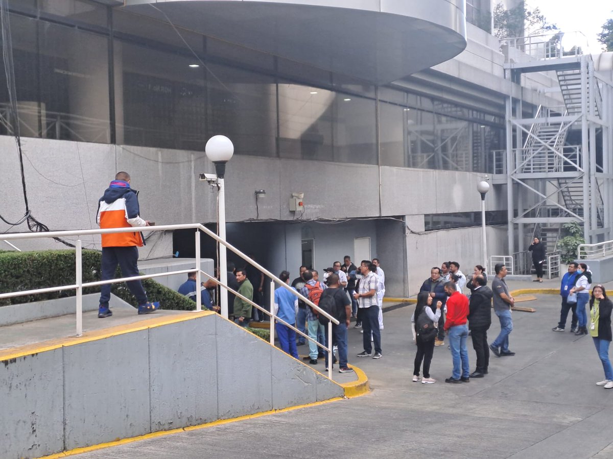 El_Universal_Mx's tweet photo. 🚨 La tarde de este jueves se reportaron balazos en el Hospital Regional 1 en Gabriel Mancera de la alcaldía Benito Juárez.

🚓 Informan de al menos un lesionado por dos disparos de arma de fuego, la agresión fue en los vestidores del lugar, presuntamente fue tras un rondín de rutina, de acuerdo con un enfermero.

📸 #Fotos: Juan Carlos Williams - EL UNIVERSAL