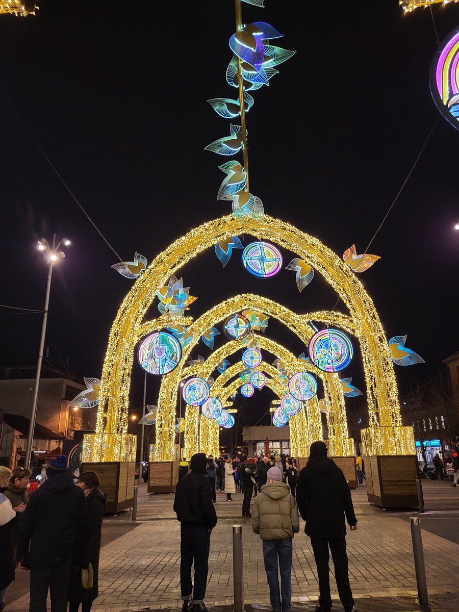 louthcoco's tweet photo. So lovely to see all the people in Dundalk tonight in Market Square for the 'Brigid 1500 - Louth Birthplace of Brigid' spectacular display.  The lights brought them - the sense of community and place compelled them to stay! #LouthBirthplaceOfBrigid #Brigid1500  @LocalGovIre https://t.co/LQouYON19z