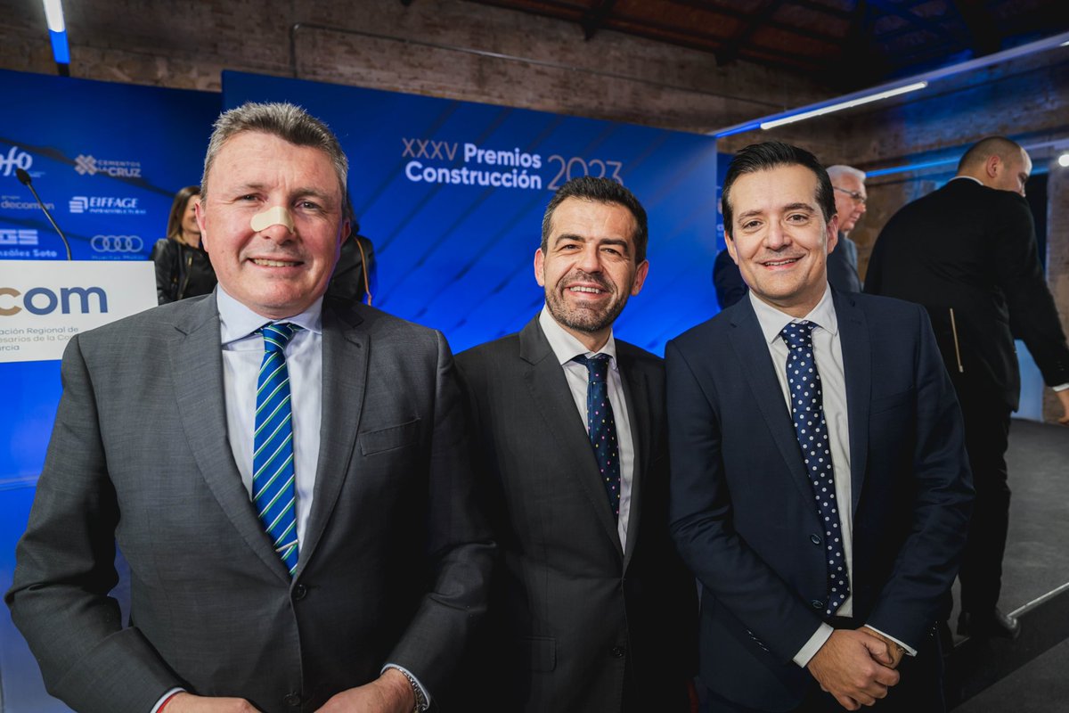 murcia_vox's tweet photo. 🟢Los diputados regionales, @Ruben_M_Alpanez y @PascualSH1972, junto con el @Vice_Region del Gobierno de la @regiondemurcia, @JA_Antelo, y el consejero de @Fomento_RM, @JM_Pancorbo, han asistido a los #PremiosFRECOM2023 en el @CuartelMurcia. 

#VOXConLosEmpresarios https://t.co/SePF3Ze870