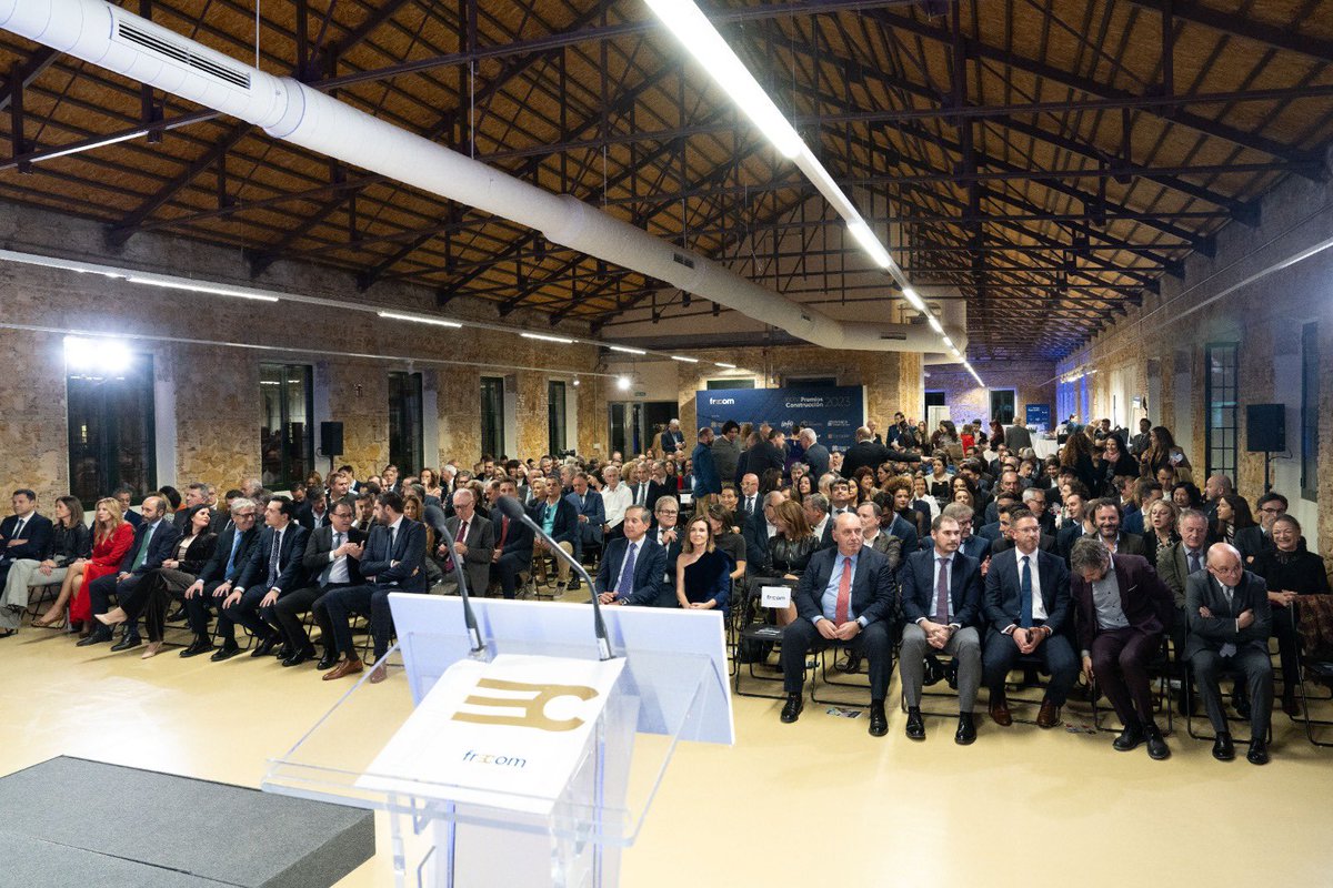 murcia_vox's tweet photo. 🟢Los diputados regionales, @Ruben_M_Alpanez y @PascualSH1972, junto con el @Vice_Region del Gobierno de la @regiondemurcia, @JA_Antelo, y el consejero de @Fomento_RM, @JM_Pancorbo, han asistido a los #PremiosFRECOM2023 en el @CuartelMurcia. 

#VOXConLosEmpresarios https://t.co/SePF3Ze870