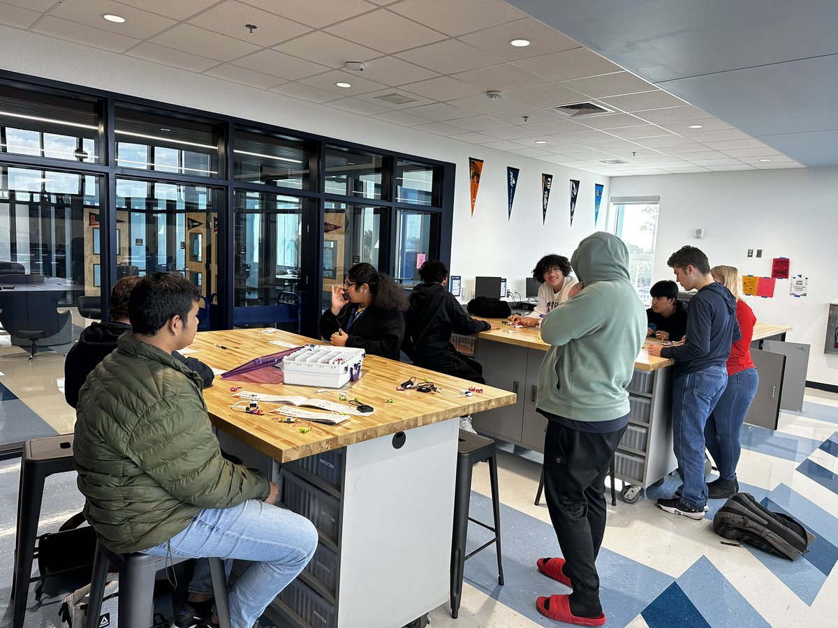 tempiecraven's tweet image. Our Bulldogs loved experimenting with Little Bits and creating their own inventions! @DrGarciaHS @pbcsd @DJGHSAthletics @PrincipalOtero @littleBits @PBCSDSTEM @561Sdpbc @MrsGreen1997 @emapbc @LibraryCurrent #lovemylibrarypbcsd