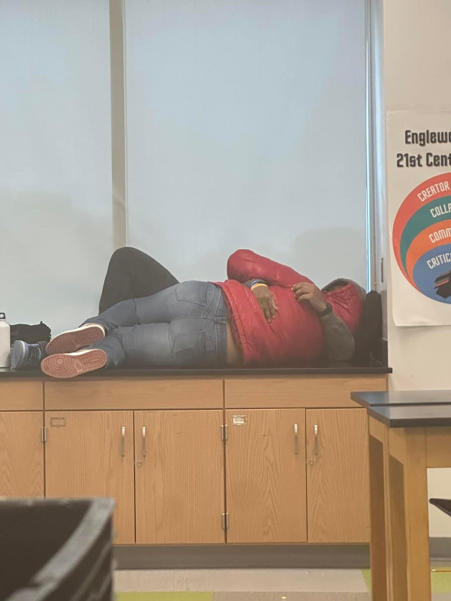 ilovenaomiii's tweet photo. Like why is yall laid up onna science table bruh.😭😭😭😂😂😂 https://t.co/ipAjUFTXIP