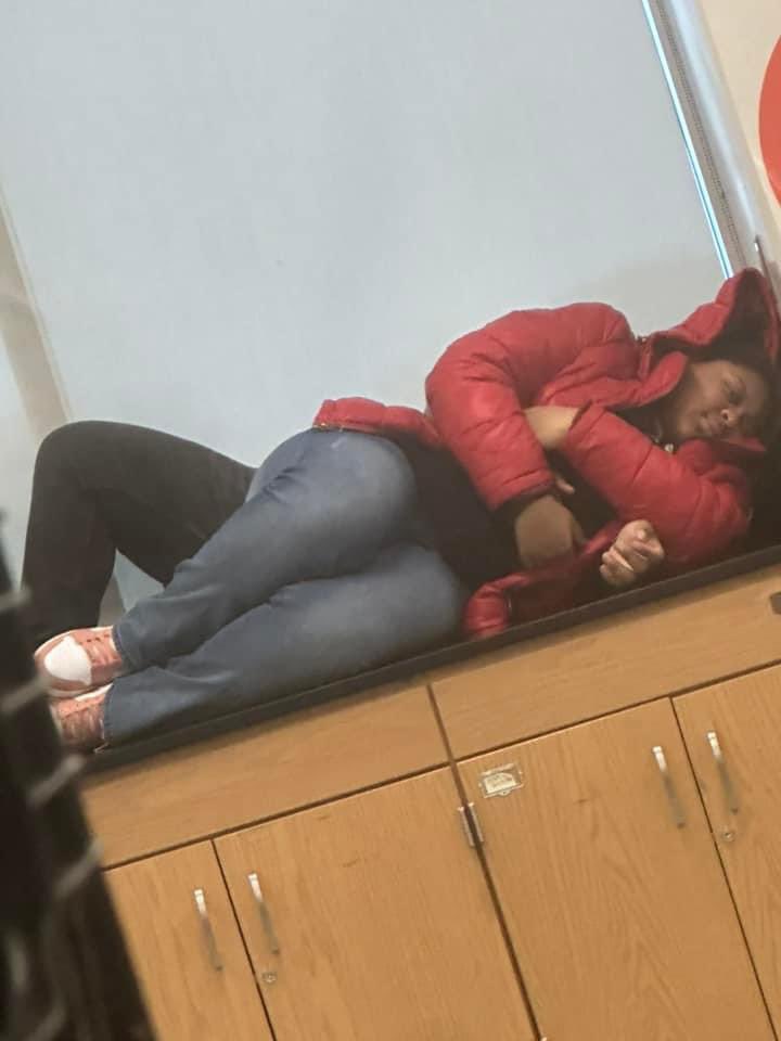 ilovenaomiii's tweet photo. Like why is yall laid up onna science table bruh.😭😭😭😂😂😂 https://t.co/ipAjUFTXIP
