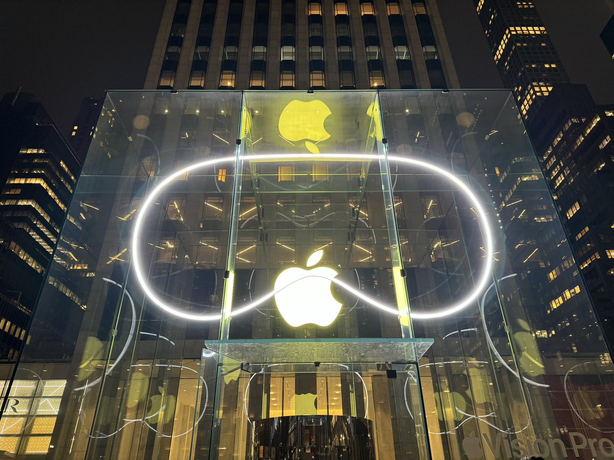 pedroaznar's tweet photo. La era de la computación espacial ya casi está aquí. Así está ahora la Apple Store de la Quinta Avenida en Nueva York!

#AppleVisionPro https://t.co/NsotNtpJ7K