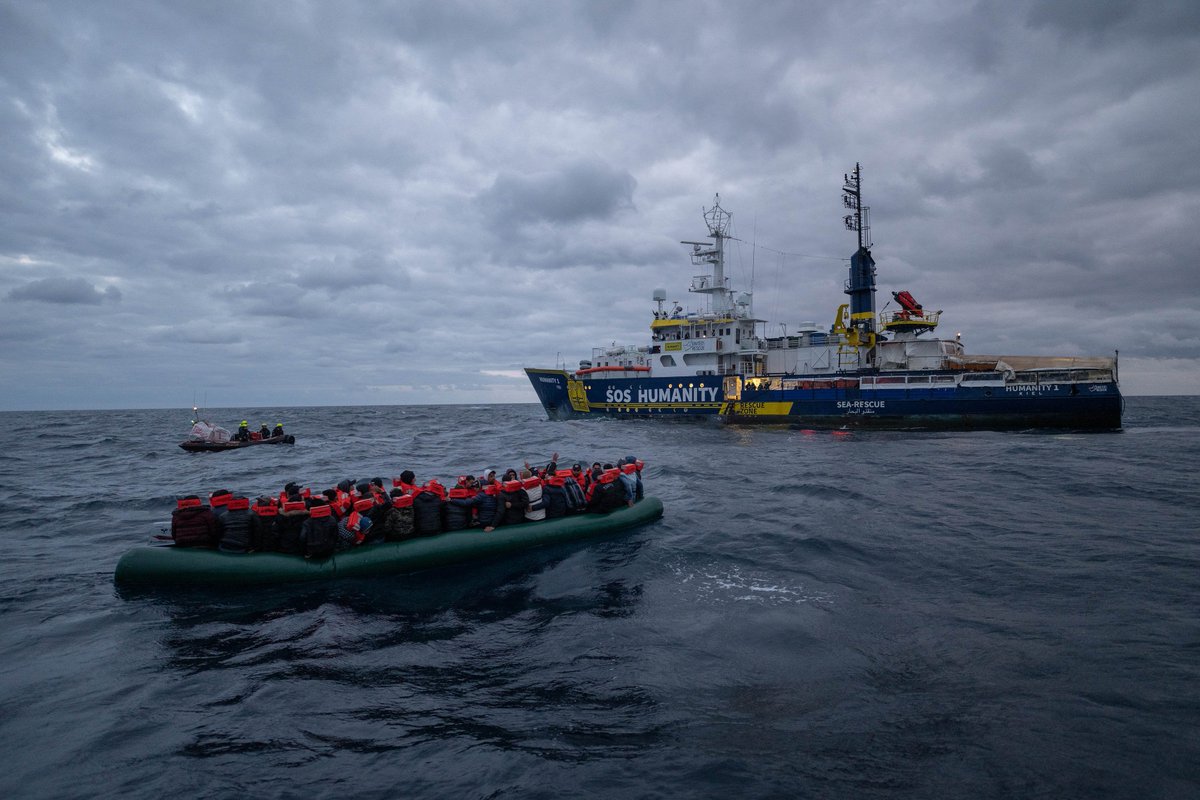 scandura's tweet photo. ๐ข 40 Naufraghi circa - a bordo di un gommone usa&getta sovraccarico partito due giorni fa dalla #Tunisia - sono stati assistiti a 12 miglia NW #Pantelleria dalla nave ONG ๐ข#Humanity1 fino all'arrivo della vedetta ๐ข#CP331โ๏ธ๐ฎ๐น che li ha soccorsi.
๐OSINT map Radio Radicale https://t.co/nKa5xedL8W