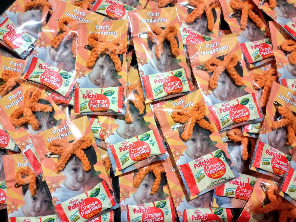 mochaengsss's tweet photo. ❀ enhypen fate in ncc freebies ❀

blue &amp; orange flower keychain &amp; orange ribbon hair clip

ᰔ like &amp; retweet  
ᰔ limited quantity

see you tom! 🫶🏻🧡

#EN_WORLDTOUR_FATE #FATE_IN_NEWCLARKCITY 
#ENHYPEN #ENGENE https://t.co/7ymGhhFzLM