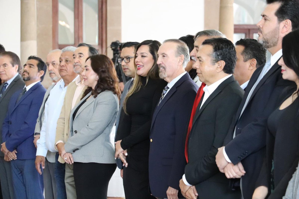 SGGDurango's tweet photo. En sesión del #COPLADE con presencia de  @HectorVelaV, consolidamos una Comisión Permanente plural. Seguiremos abordando temas clave como gobernabilidad, desarrollo e innovación, trabajando estrechamente con mpios., construyendo agenda sólida hacia el 2030. 🌐 #2024AñoDeDurango https://t.co/6Cau8OQfTU