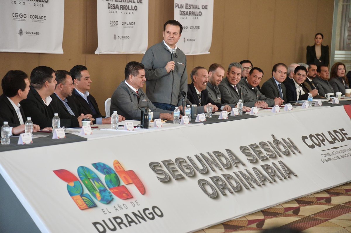 SGGDurango's tweet photo. En sesión del #COPLADE con presencia de  @HectorVelaV, consolidamos una Comisión Permanente plural. Seguiremos abordando temas clave como gobernabilidad, desarrollo e innovación, trabajando estrechamente con mpios., construyendo agenda sólida hacia el 2030. 🌐 #2024AñoDeDurango https://t.co/6Cau8OQfTU