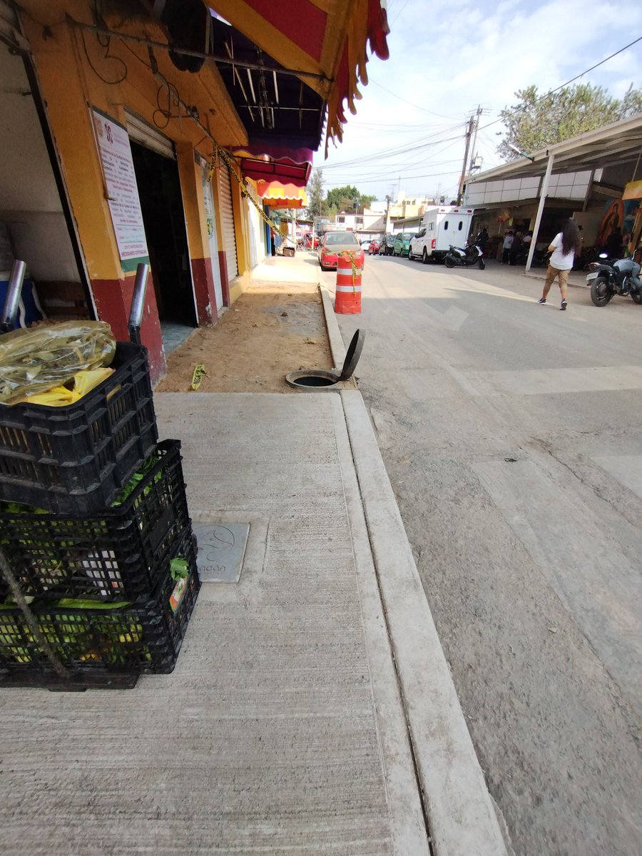 ColSerdan's tweet photo. Nos siguen mandando msg los vecinos que con las obras alrededor del @MdoCarmenSerdan están tapando o quitando las coladeras "Quedaron de dejar funcional la coladera cuando terminaran de hacer la banqueta..." @SacmexCDMX @Alcaldia_Coy https://t.co/Z50fngLq9B