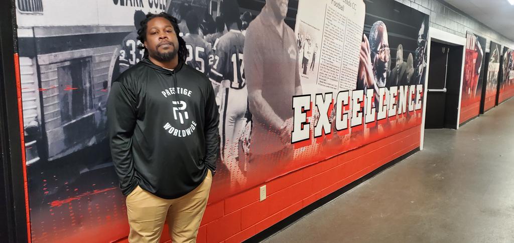 CoachGlassATL's tweet photo. @prestigewsafb is ready to drop that 💰 on somebody at this Battle of the Boarders All Star game by @ChrisGriggs9 this weekend. Thanks to the @CAU_Football staff for inviting us in and talking football with us today.
🌎🏄🏿‍♂️🏈
#PrestigeWorldwide
#ItsdaWorld
#Wheredemdawgsat
#HARD https://t.co/qVZHWElXR3