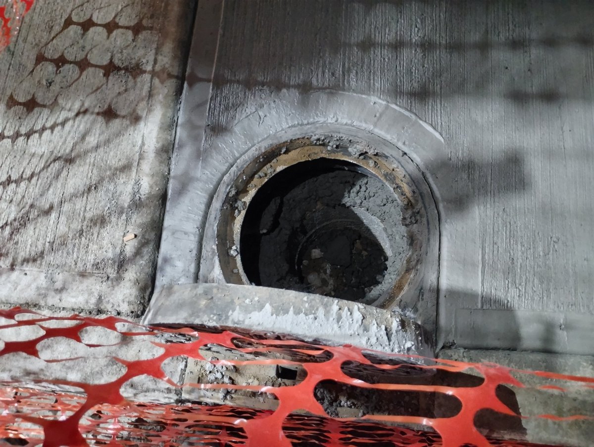 ColSerdan's tweet photo. Nos siguen mandando msg los vecinos que con las obras alrededor del @MdoCarmenSerdan están tapando o quitando las coladeras "Quedaron de dejar funcional la coladera cuando terminaran de hacer la banqueta..." @SacmexCDMX @Alcaldia_Coy https://t.co/Z50fngLq9B