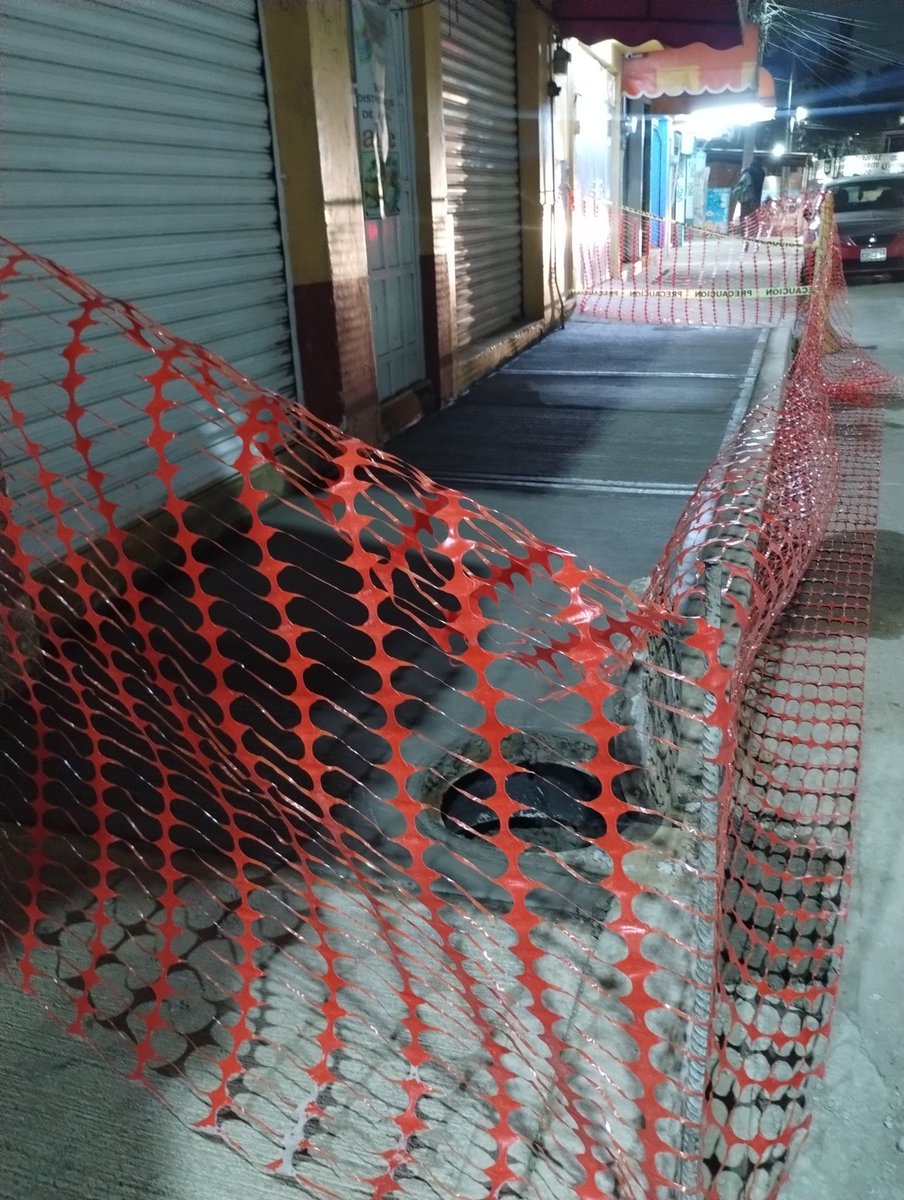 ColSerdan's tweet photo. Nos siguen mandando msg los vecinos que con las obras alrededor del @MdoCarmenSerdan están tapando o quitando las coladeras "Quedaron de dejar funcional la coladera cuando terminaran de hacer la banqueta..." @SacmexCDMX @Alcaldia_Coy https://t.co/Z50fngLq9B