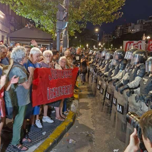 veronicaabdala's tweet photo. Esta noche preguntate honestamente de qué lado estás, incluso si los votaste. Te hablaron de la "casta", la "libertad" y las "fuerzas del cielo" pero están empezando a mostrar su verdadera cara.
El autor de esta foto es @HernanNucera y hoy recibió balas de goma: https://t.co/NyUJ54vSJF