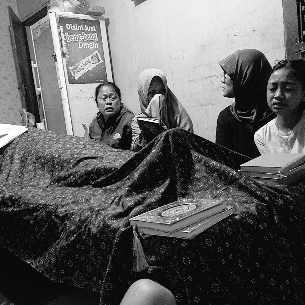 tentangceritaAU's tweet photo. #page33 of 2024
2.2.2025
Tuhan lebih sayang sama Mamih...
Udah gak sakit ya, Mih...
Rey bakal kuat, mamih gak usah khawatir... Rey bakal jagain Lita, Rey juga bakal kuat sama anak-anak.
Makasih udah jd Ibu buat Rey bersandar.
Rey sayang mamih 🥀 https://t.co/V55PGcewmU