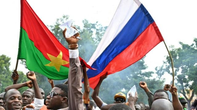 🔴🟢Le Burkina🇧🇫 se rapproche encore plus de la Russie🇷🇺. Selon le #Capitaine_IT, Président du Faso, les troupes russes pourraient être déployées au Burkina Faso dans la lutte contre le terrorisme. 

Le Président Traore a aussi déclaré qu'il n'y avait aucune restriction sur ce