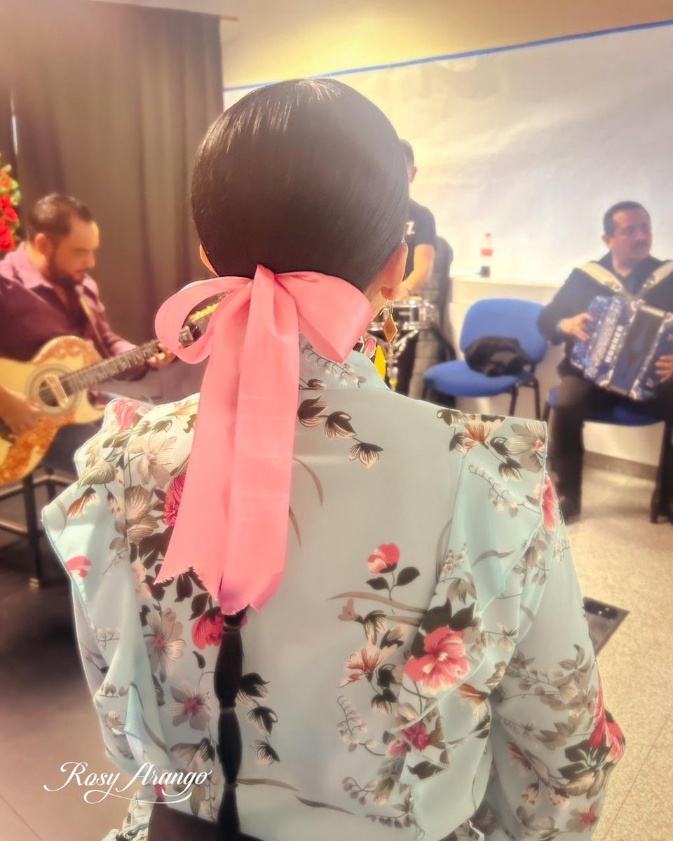 ROSYARANGO's tweet image. En modo #coquette ¿qué opinan? #RosyArango #RosaMexicana #Moños