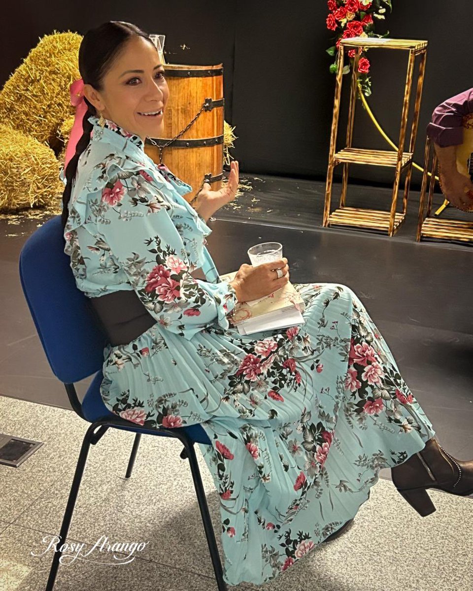 ROSYARANGO's tweet image. En modo #coquette ¿qué opinan? #RosyArango #RosaMexicana #Moños