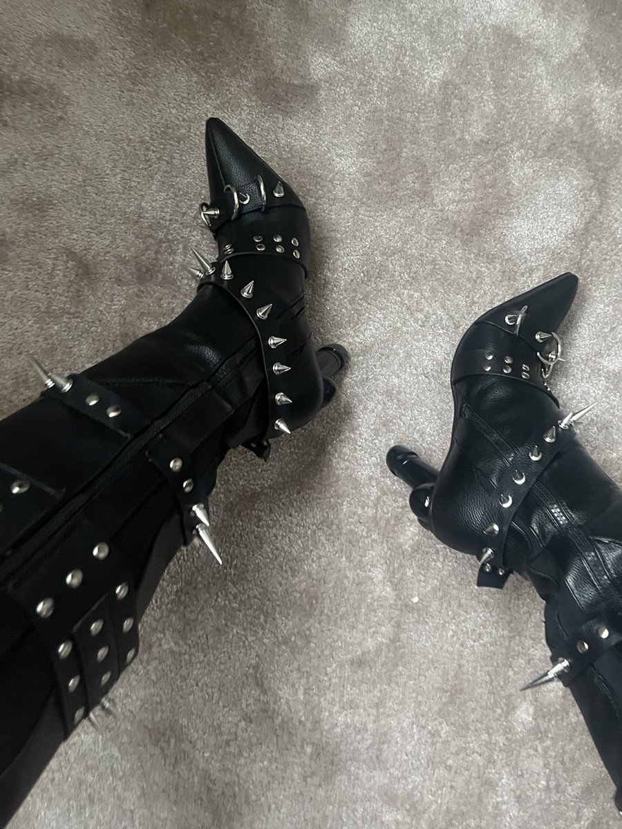 SMBDSM520299's tweet photo. Cherche toujours un soumis à mes pieds https://t.co/w2d98rVxRq