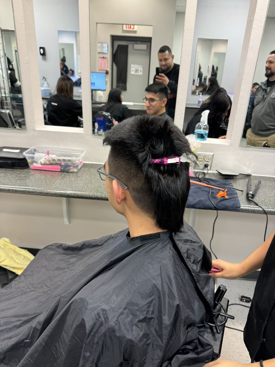 M_Juarez25's tweet photo. HUGE shoutout to Mrs. Widder and our cosmetology class here at Horizon for getting our wrestlers ready to compete! Mrs. Widder has her program running at full capacity with skill! 
#LookGood #FeelGood #CompeteGood
@hhscosmo @Horizon_Wrestle 
#RepTheH
#ScorpionStrong https://t.co/Gf8vZ6wm7m